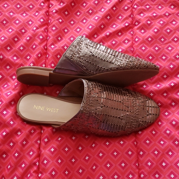 Nine West metallic woven slides. Size 6.5 - Picture 2 of 5